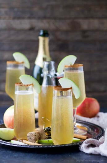简单的两种成分的苹果酒含羞草鸡尾酒——你一定会爱上这个秋季的经典含羞草鸡尾酒。这些苹果酒含羞草鸡尾酒是完美的泡沫鸡尾酒开始你的假期!