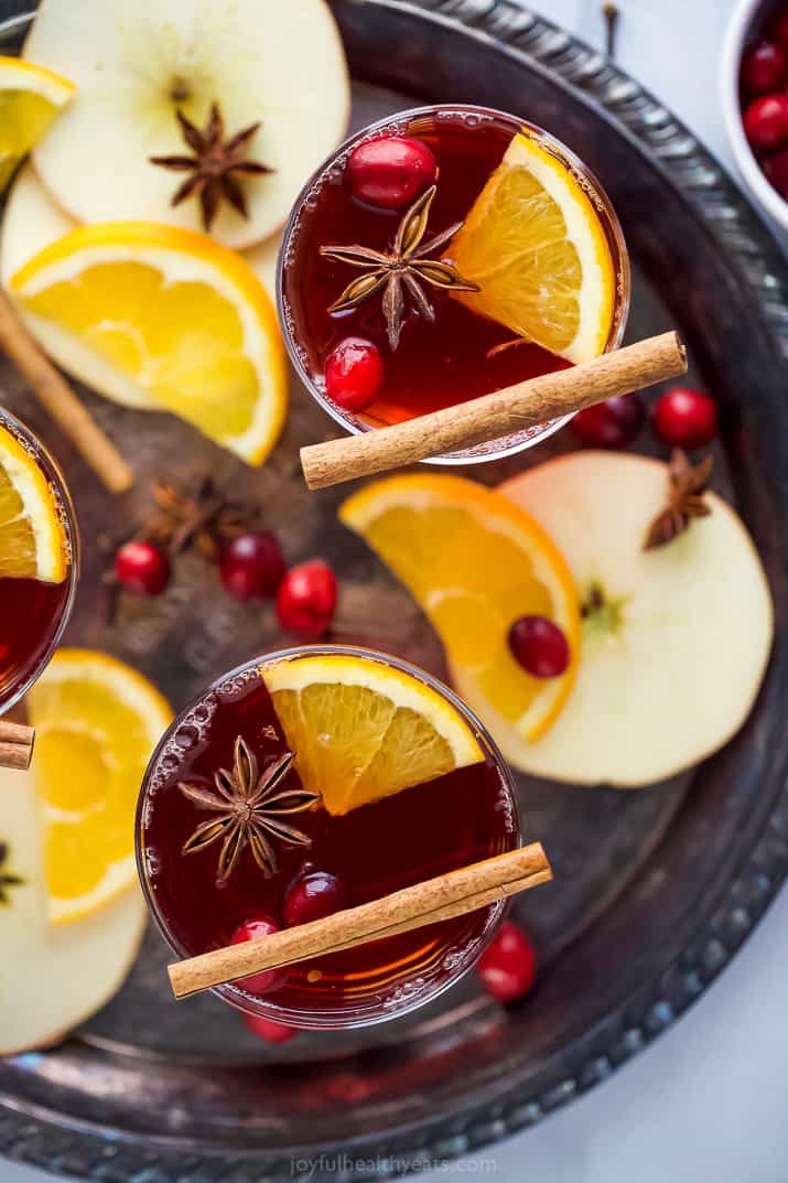 在红莓汁里，把苹果的葡萄和红莓汁洒在葡萄蛋糕上
